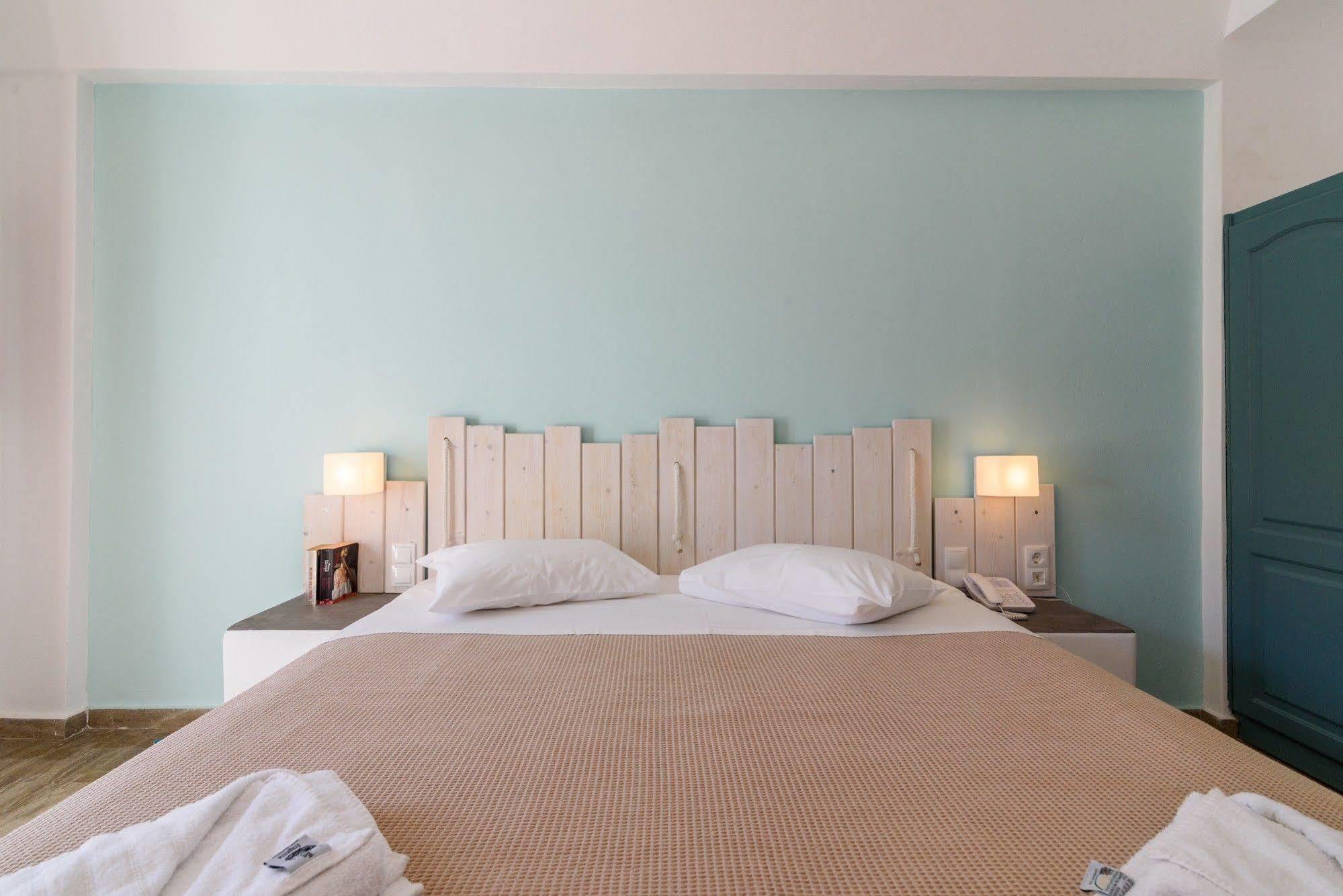 Iris Boutique Hotel Kamári Quarto foto